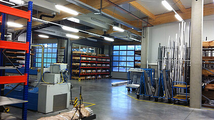 Der Materialzuschnitt wurde in den Zubau ausgelagert, welcher sich inzwischen in einer eigenen Halle befindet.