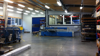 Mit dieser Plattensäge können wir auch Großformat-Tafeln in Aluminium zuschneiden.