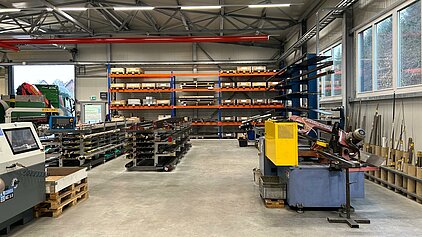 Diverse Sägeautomaten sorgen für wirtschaftliche Zuschnittmöglichkeiten - auch für Großserien.