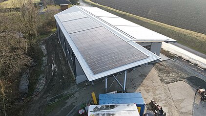 Das ca. 1000m² große Dach wurde mit PV-Modulen bestückt.