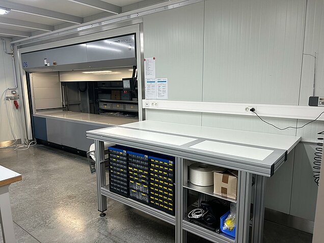 Der oben beschriebene Lagerlift, aus welchem Teile direkt aus dem Sauberraum entnommen werden können. Lagerkapazität ca. 120m²m.