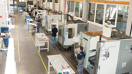 2006 hatten wir vorwiegend noch Kleinmaschinen. Erst 2008 wurde auch eine Großmaschine für die Stahlbearbeitung angekauft.