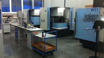 Der Erodierraum mit Senk- und Drahtschneidmaschinen.