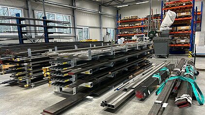 Ein umfangreiches Materiallager ermöglicht uns in vielen Fällen auch die Umsetzung von kurzfristigen Aufträgen.
