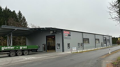 Die neue großzügige Einfahrt ermöglicht auch großen LKW's eine problemlose Zufahrt.