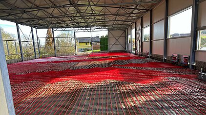 Die komplette Halle wird über eine Betonkernaktivierung beheizt, welche mit der Energie aus PV-Stromüberschuss gespeist wird.