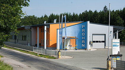 Die Haupteinfahrt 2006 inzwischen deutlich vergrößert.