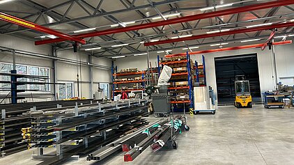 Großzügige Platzverhältnisse ermöglichen den problemlosen Zuschnitt von Stangen und Plattenmaterialien.